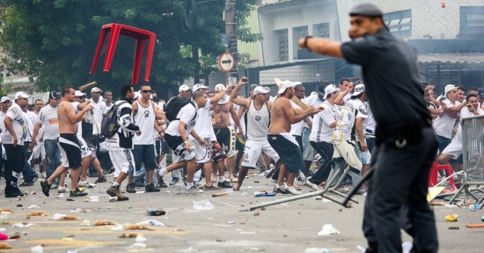 19.mai.2013 - Torcedores do Santos atiram pedras e até uma cadeira em direção aos policiais durante confronto nos arredores da Vila