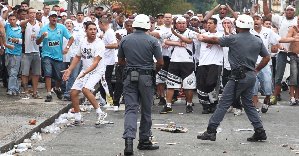 19.mai.2013 - Torcedores do Santos entram em confronto com a Polícia Militar antes da final do Campeonato Paulista, contra o Corinthians