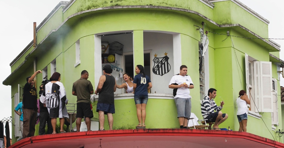 19.mai.2013 - Torcedores do Santos fazem "aquecimento" antes da final do Campeonato Paulista, contra o Corinthians