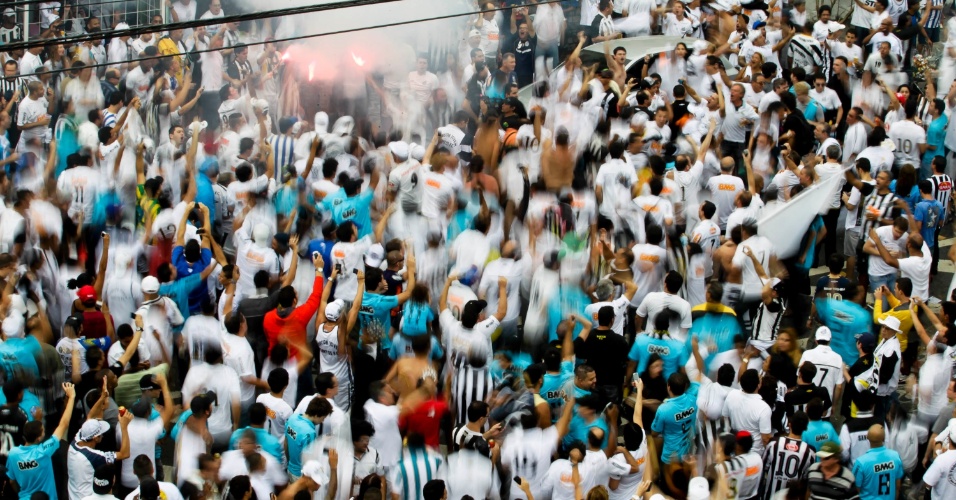 19.mai.2013 - Torcedores do Santos fazem festa antes da final do Campeonato Paulista, contra o Corinthians