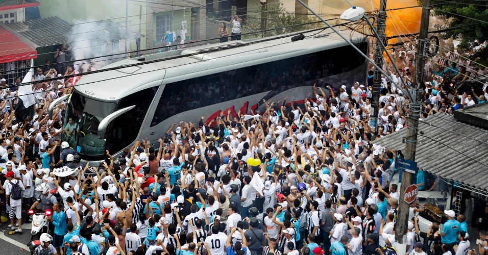19.mai.2013 - Torcedores do Santos recebem o ônibus do time antes da final do Campeonato Paulista, contra o Corinthians