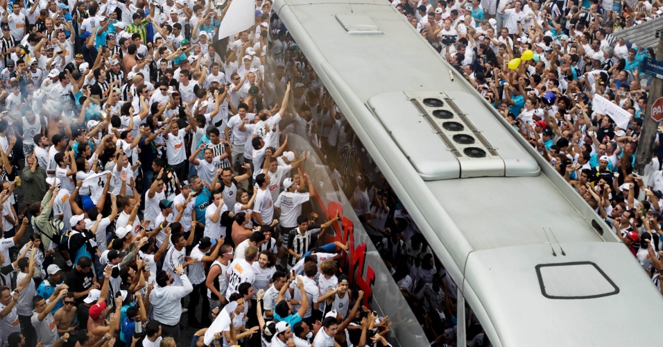 19.mai.2013 - Torcedores do Santos recebem o ônibus do time antes da final do Campeonato Paulista, contra o Corinthians