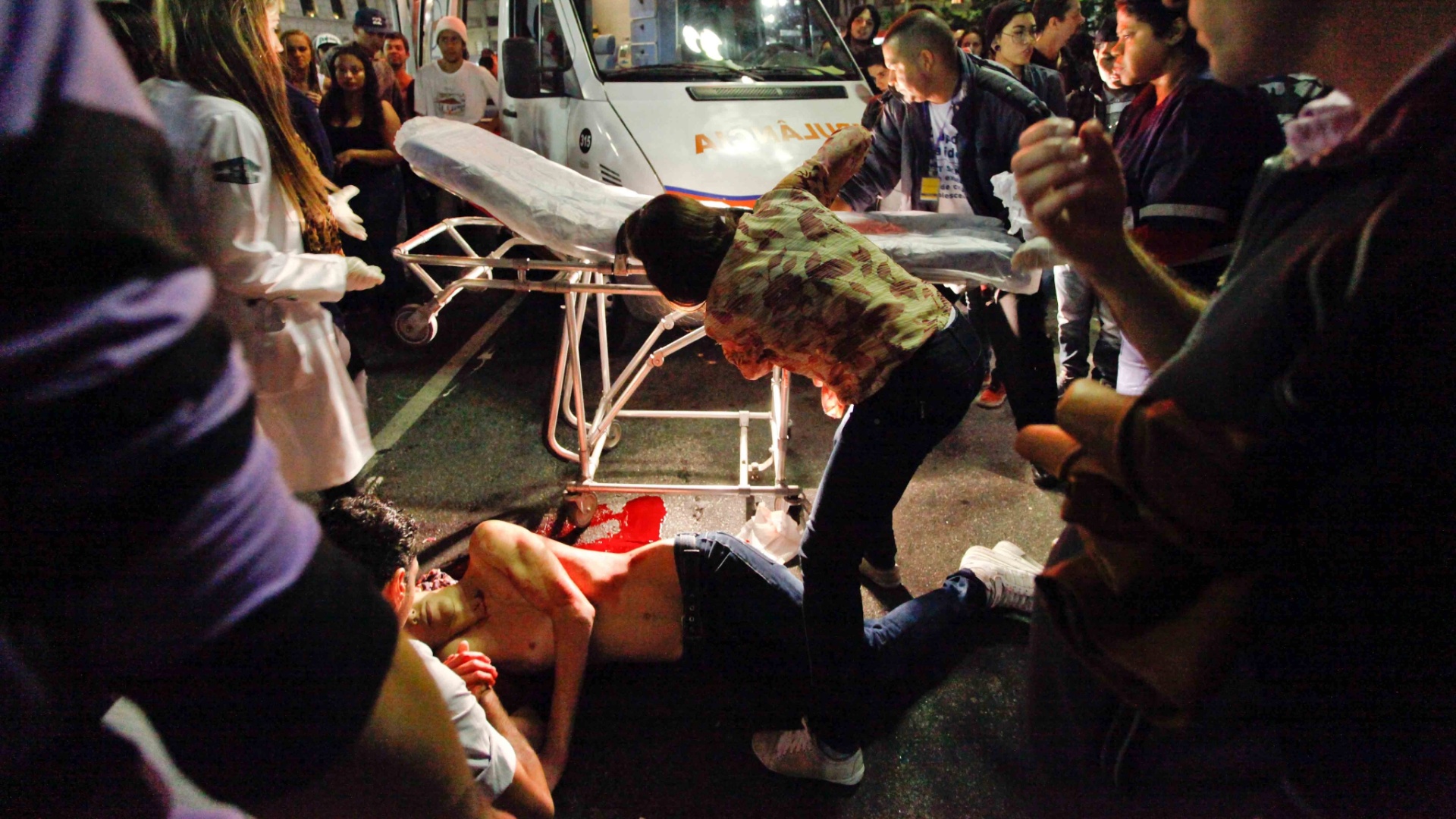 19.mai.2013 - Um rapaz de aproximadamente 19 anos foi assaltado e esfaqueado no viaduto do Chá, durante a Virada Cultural, em São Paulo. A facada atingiu as costas da vítima, que perdeu muito sangue e foi levada a um pronto socorro da região - Warley Leite/Brazil Photo Press