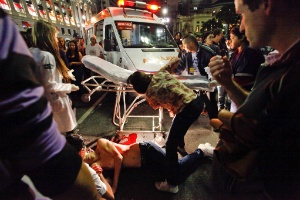 19.mai.2013 - Um rapaz de aproximadamente 19 anos foi assaltado e esfaqueado no viaduto do Chá, durante a Virada Cultural, em São Paulo. A facada atingiu as costas da vítima, que perdeu muito sangue e foi levada a um pronto socorro da região - Warley Leite/Brazil Photo Press