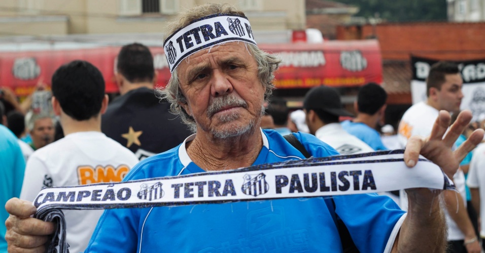 19.mai.2013 - Vendedor exibe faixa prevendo tetracampeonato paulista do Santos; Corinthians tentará impedir marca