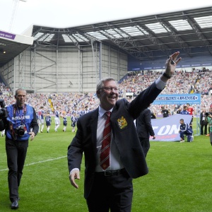 Alex Ferguson chega para seu último jogo no comando do Manchester United - ADRIAN DENNIS/AFP PHOTO