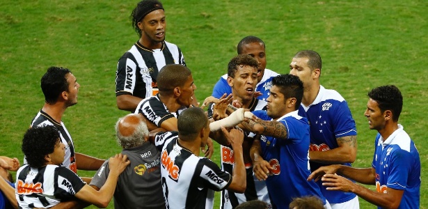 Mesmo no banco, Luan se envolveu em confusão em clássico na final do Mineiro - Marcus Desimoni/UOL