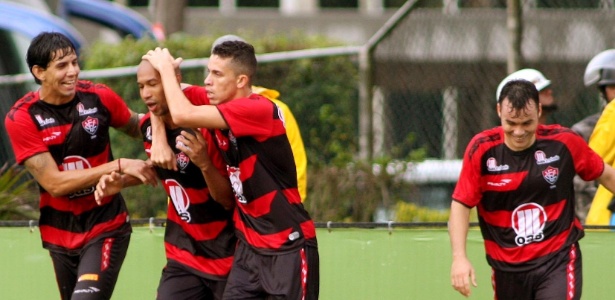 Jogadores do Vitória celebram gol de Dinei frente ao Bahia - EDSON RUIZ/ESTADÃO