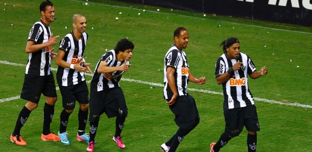 Corinthians vence o Grêmio com gol de Jô e embala no Brasileirão