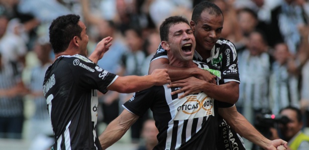 Mota (centro), do Ceará, comemora gol na partida contra o Guarany de Sobral - JARBAS OLIVEIRA/ESTADÃO 