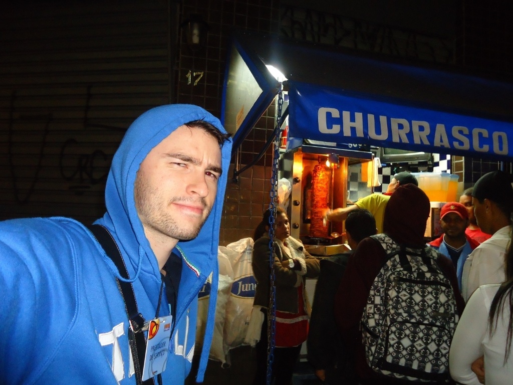 00h: Um churrasquinho grego por R$ 1,50 para matar a fome? Precisa ter muita coragem para encarar! - Thiago Azanha/UOL