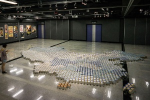17.mai.2013 - Um mapa da China feito com 1,8 mil latas de leite em pó compõe a instalação do artista chinês Ai Weiwei - Philippe Lopez/AFP