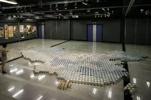 17.mai.2013 - Um mapa da China feito com 1,8 mil latas de leite em pó compõe a instalação do artista chinês Ai Weiwei - Philippe Lopez/AFP