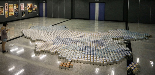 17.mai.2013 - Um mapa da China feito com 1,8 mil latas de leite em pó compõe a instalação do artista chinês Ai Weiwei - Philippe Lopez/AFP