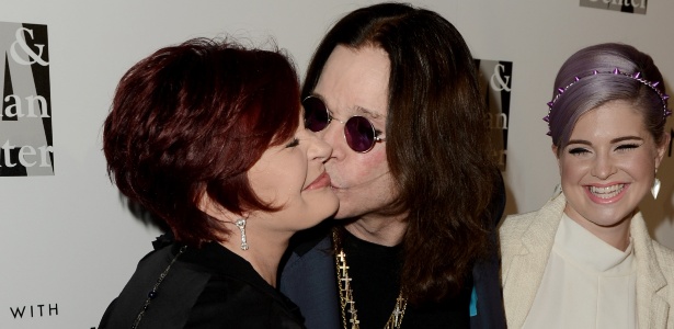 Sob o olhar da filha Kelly, Ozzy Osbourne dá um beijo na mulher Sharon no tapete vermelho de evento em Beverly Hills