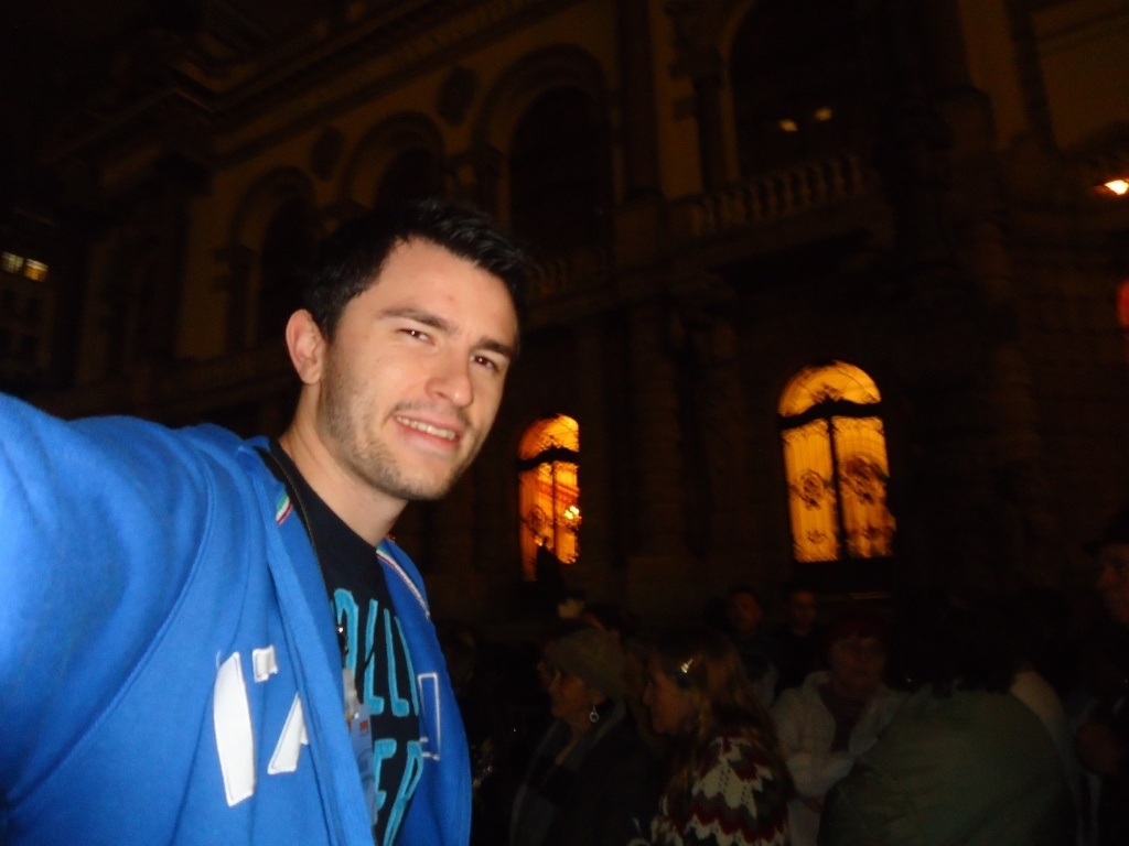 20h: Um passeio pelo Theatro Municipal de São Paulo e a fila quilométrica que dava voltas no teatro para os espetáculos de sábado a noite - Thiago Azanha/UOL