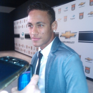 20.mai.2013 - Apesar da derrota do Santos na final do Campeonato Paulista para o Corinthians, Neymar também fez questão de ir á festa para receber o prêmio de melhor jogador da competição - Luiz Paulo Montes/UOL