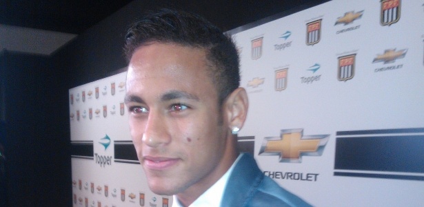 O atacante Neymar compareceu ao prêmio dos melhores do Paulistão nesta segunda - Luiz Paulo Montes/UOL