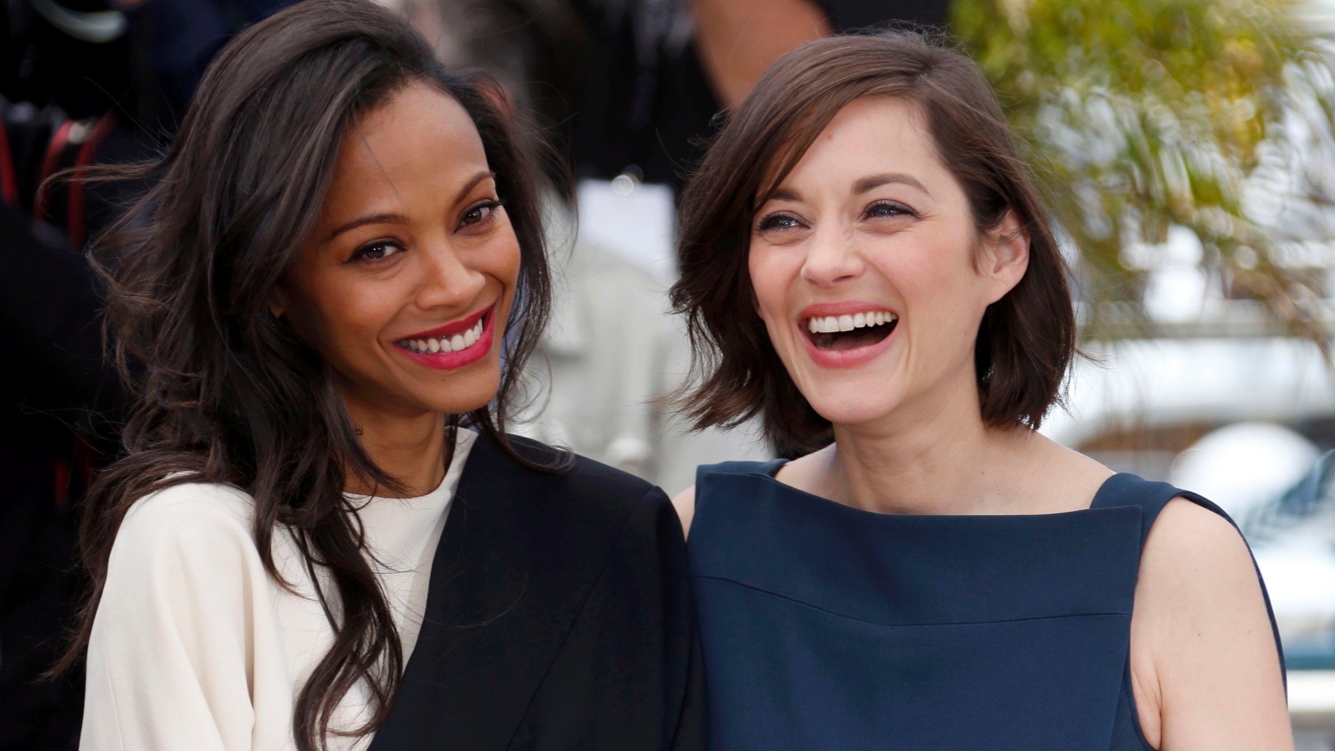 20.mai.2013 - As atrizes Marion Cotillard e Zoe Saldana divulgam o filme "Blood Ties" no Festival de Cannes 2013 - Valery Hache/AFP