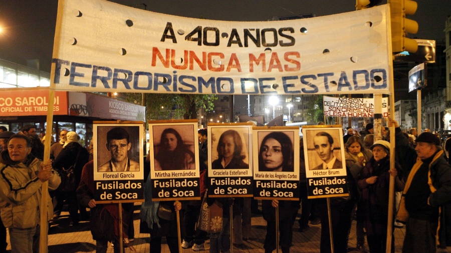 20.mai.2013 - Ativistas e parentes das vítimas da ditadura uruguaia (1973-1985) participam de ato de silêncio, em Montevidéu (Uruguai), durante o 40 º aniversário do golpe de Estado que deu início período ditatorial no país
