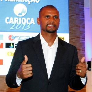 20.mai.2013 - Campeão carioca pelo Botafogo, o goleiro Jefferson chega à festa de premiação do torneio e acena para os fotógrafos - Marcelo de Jesus/UOL