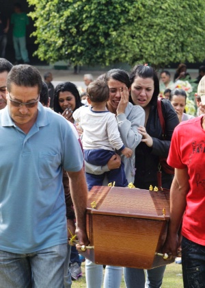 Corpo do padeiro Elias Martins Moraes Neto, 19, é enterrado no cemitério Jardim da Paz, em Embu das Artes, na Grande São Paulo, na manhã desta segunda-feira (20). Elias foi morto em assalto na avenida Rio Branco, durante a Virada Cultural