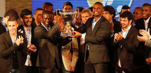 Seedorf e o capitão Jefferson levantam o troféu de campeão carioca pelo Botafogo - Marcelo de Jesus/UOL