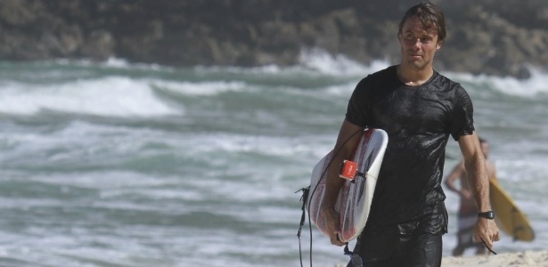Após sessão de surfe, o ator Kayky Brito sai do mar na Prainha, no Rio de Janeiro - Dilson Silva/AgNews