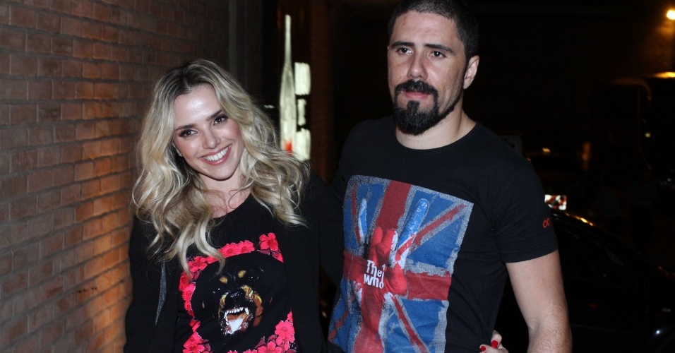 20.mai.2013 - Nathália Rodrigues leva o namorado, Tchelo, na reunião do elenco de "Amor à Vida"