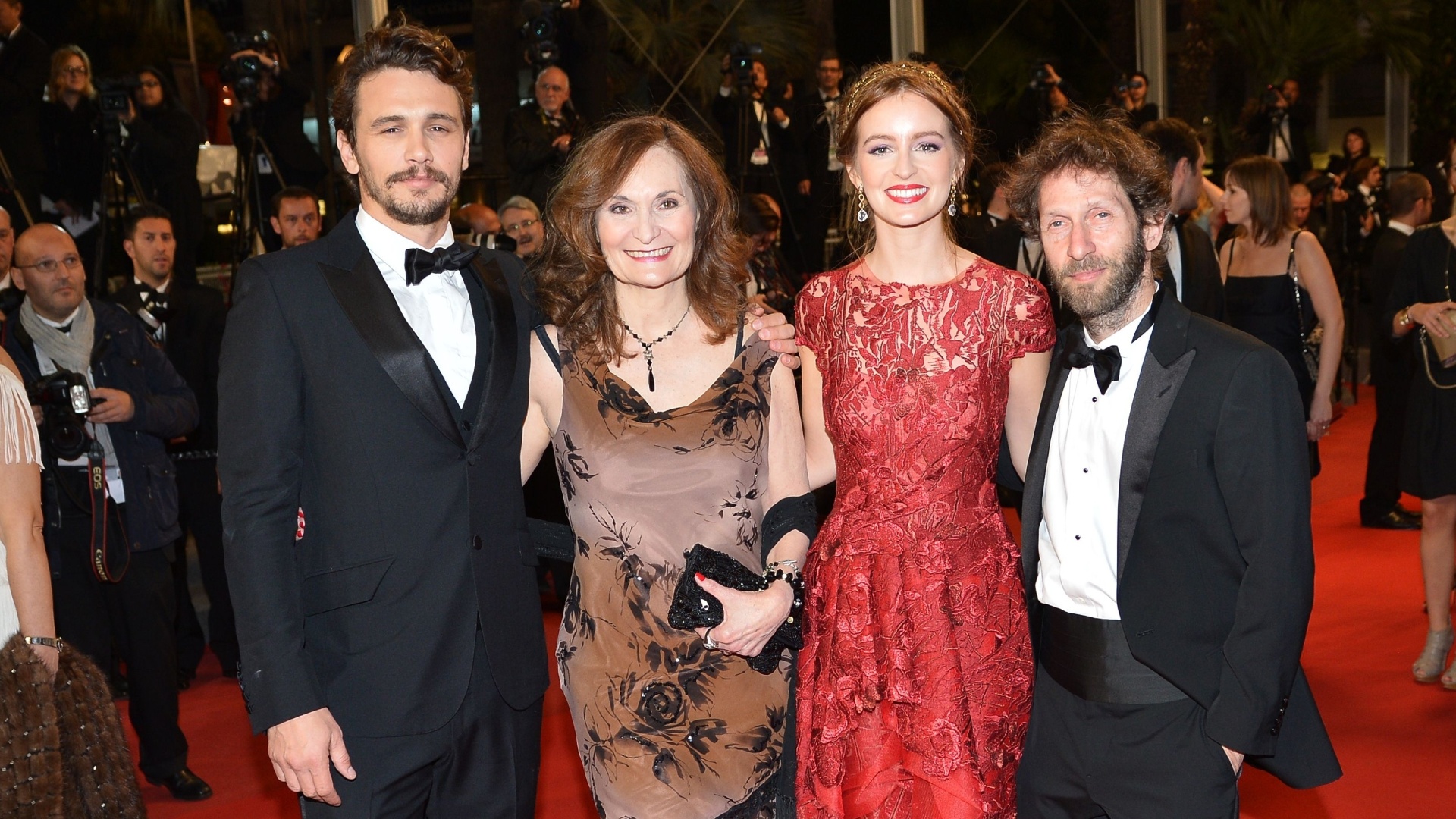 20.mai.2013 - O ator e diretor James Franco, e os atores Beth Grant, Ahna O'Reilly e Tim Blake Nelson, de "As I Lay Dying", chegam para a exibição do filme, que concorre na mostra Um Certo Olhar, em Cannes - Alberto Pizzoli/AFP