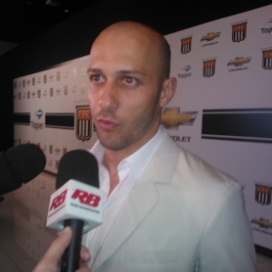 20.mai.2013 - O lateral direito do Corinthians Alessandro também foi conferir de perto a premiação dos melhores do Campeonato Paulista. Ele foi eleito o melhor lateral direito do torneio. Ele é o atleta mais experiente da seleção do campeonato - Luiz Paulo Montes/UOL