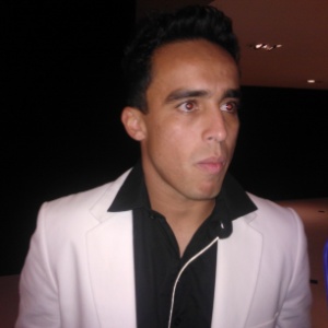 20.mai.2013 - O meia Jadson foi o único representante do São Paulo na seleção do Campeonato Paulista 2013. Ele foi à festa de premiação receber o seu troféu - Luiz Paulo Montes/UOL