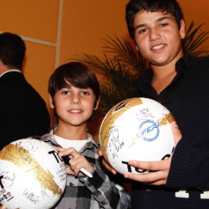 20.mai.2013 - Orgulhosas, crianças exibem bolas autografadas na festa do Campeonato Carioca - Marcelo de Jesus/UOL