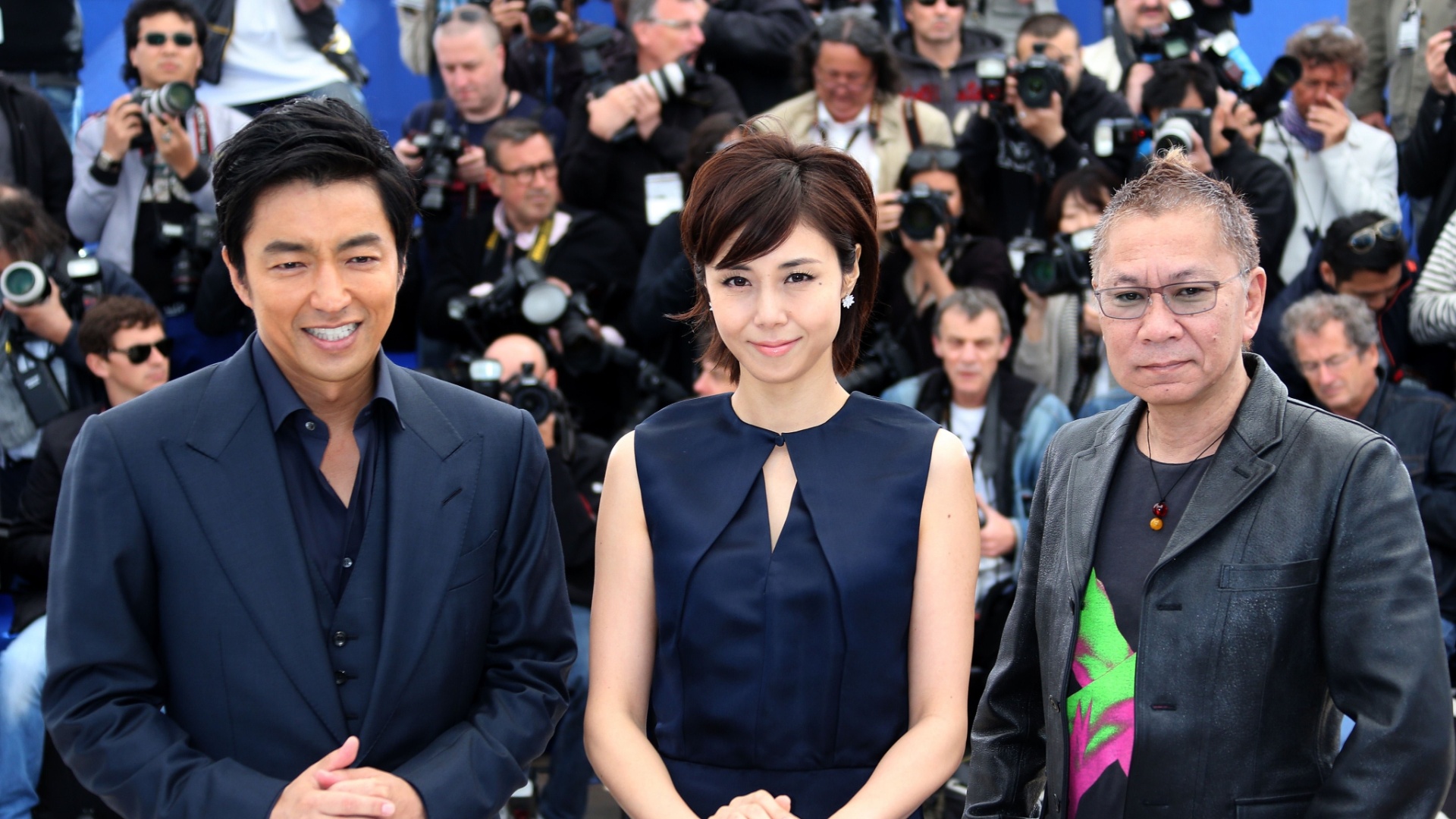 20.mai.2013 - Os atores japoneses Takao Osawa e Nanako Matsushima e o diretor Takashi Miike posam para a divulgação do filme "Wara No Tate" (Shield of Straw)  no Festival de Cannes - Loic Venance/AFP