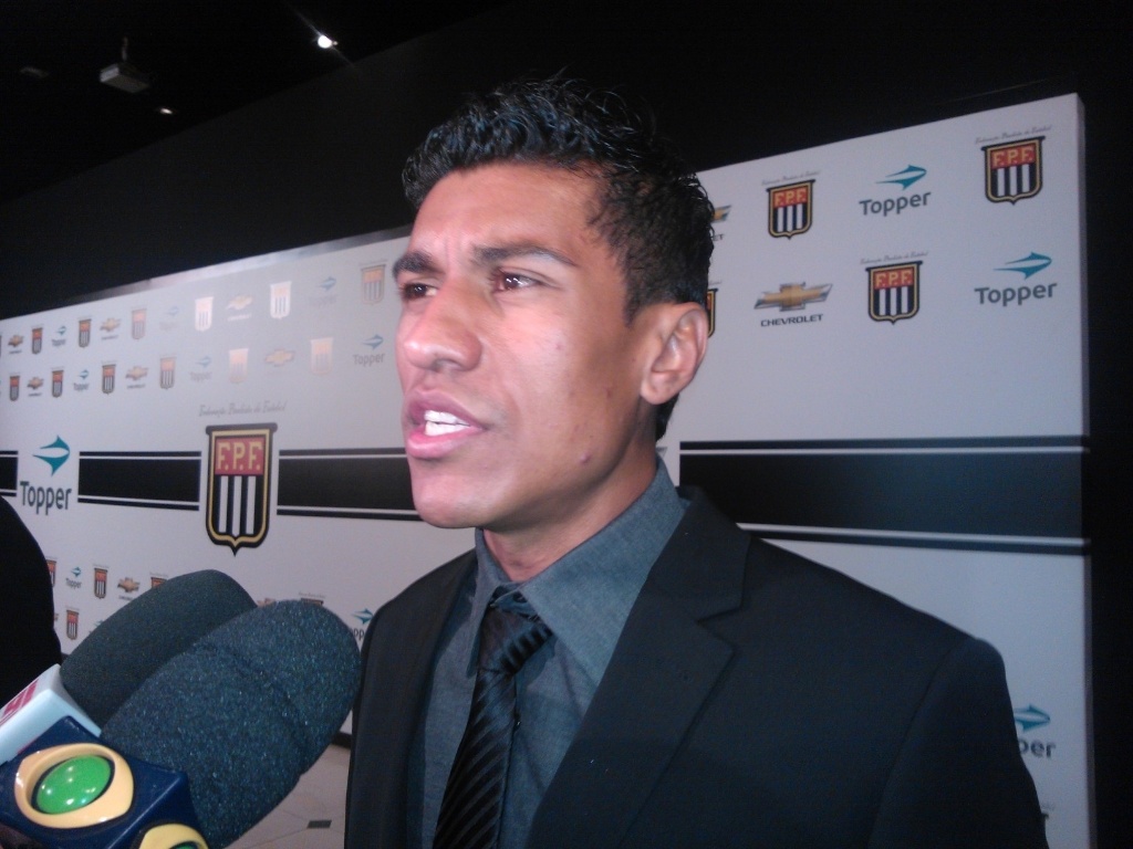 20.mai.2013 - Paulinho, do Corinthians, concede entrevista na festa de premiação do Campeonato Paulista. - Luiz Paulo Montes/UOL