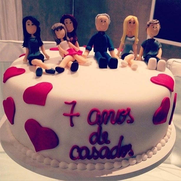 20.mai.2013 - Ticiane Pinheiro comemora aniversário de casamento com Roberto Justus mostrando bolo "Esse bolo lindo, representa a minha familinha que tanto AMO!", escreveu a apresentadora