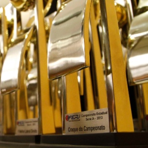 20.mai.2013 - Troféus que serão entregues na cerimônia de premiação do Campeonato Carioca são exibidos. No detalhe, a taça que será recebida pelo craque do campeonato - Marcelo de Jesus/UOL