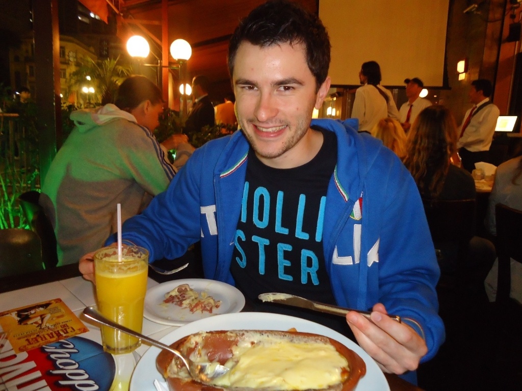 21h: Pausa para a janta. No cardápio, escondidinho de carne seca para aguentar toda a madrugada - Thiago Azanha/UOL