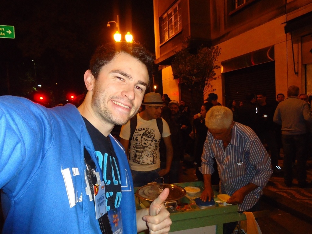 22h: Era impossível não caminhar pelas ruas do centro e não se deparar com o tradicional milho com manteiga - Thiago Azanha/UOL