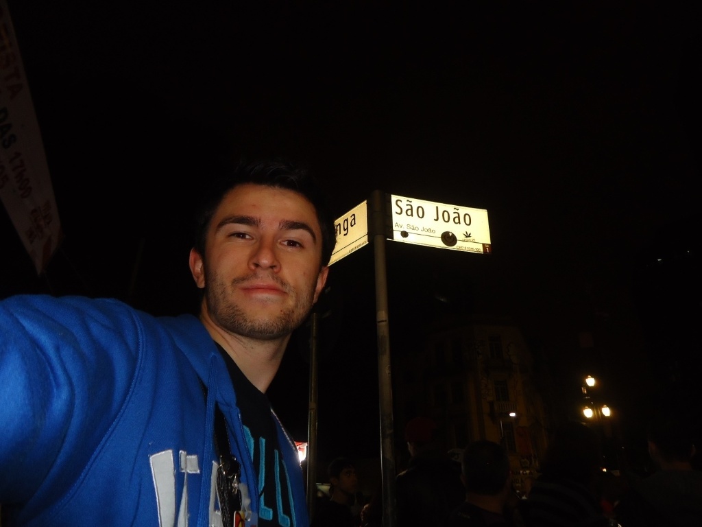 23h: Alguma coisa acontece na Ipiranga com a Avenida São João. É um arrastão, cuidado! - Thiago Azanha/UOL