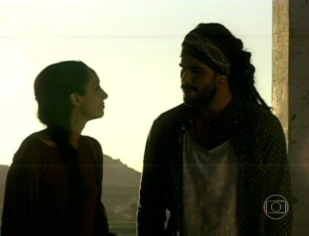 Alejandra (Maria Maya) convence Ninho a carregar drogas para o Brasil e assim pode ter o  dinheiro que ele precisa para o filho