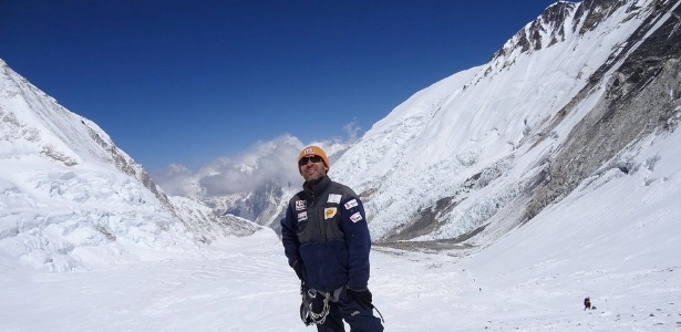Rodrigo Raineri, 43, quer ser o primeiro alpinista brasileiro a voar de parapente do cume do Everest - Divulgação