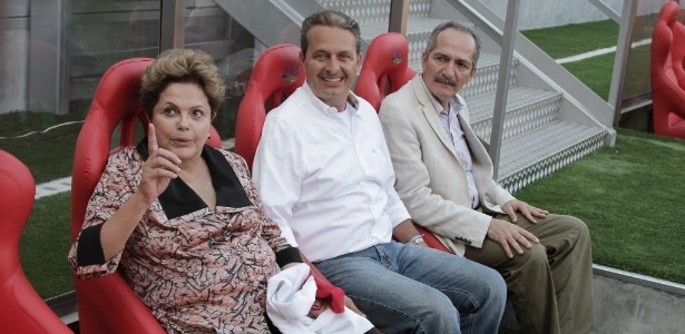 Campos tira foto com Dilma Roussef na inauguração da Arena Pernambuco em 2013 - Edmar Melo/JC