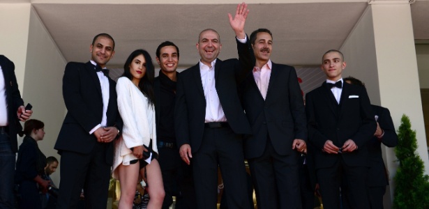 Diretor palestino  Hany Abu Assad (no centro) e o elenco de "Omar" em Cannes - Balkis Press/Ammar ABD Rabbo/AFP