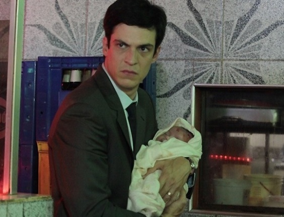 Em "Amor à Vida", Félix pega a bebê de Paloma e a abandona no lixo