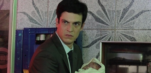 Em "Amor à Vida", Félix pega a bebê de Paloma e a abandona no lixo