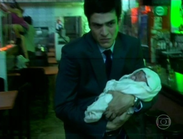 Félix rouba a bebê de Paloma e não sabe o que fazer com ele, até ver uma caçamba de lixo