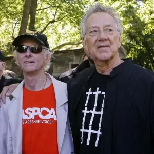 Morre o tecladista dos Doors Ray Manzarek - VAGALUME