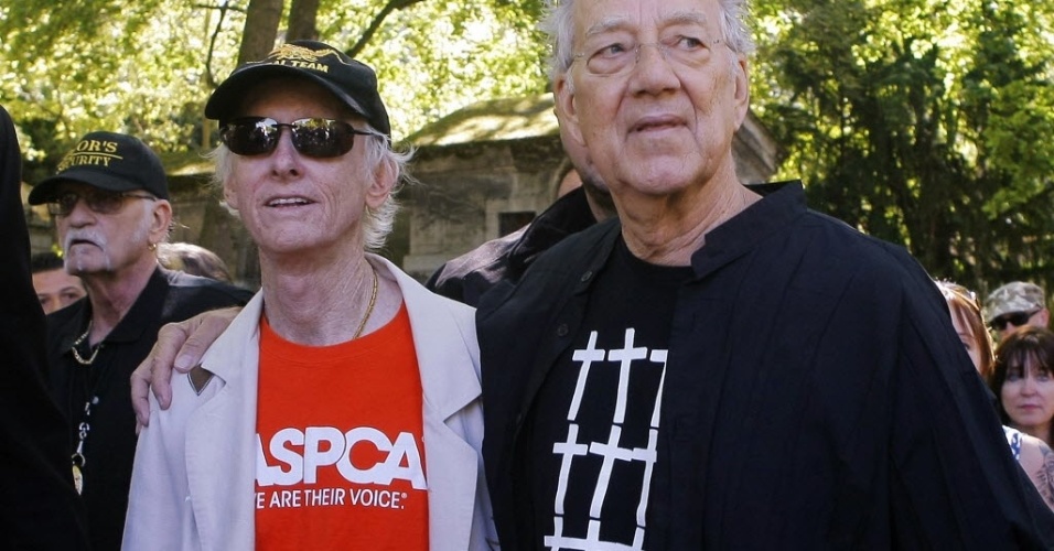 Manzarek e Krieger deixam cemitério onde Jim Morrison está enterrado em Paris, em julho de 2011 - REUTERS/William Brown/Files