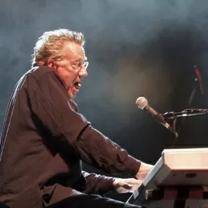 Relembre a trajetória de Ray Manzarek, da banda The Doors, em